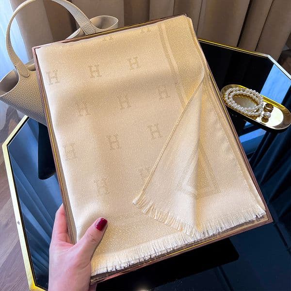 Designer's new H-letter imitation silk scarf is simple, fashionable, and versatile. It can be draped over the neck with Tencel cotton scarf