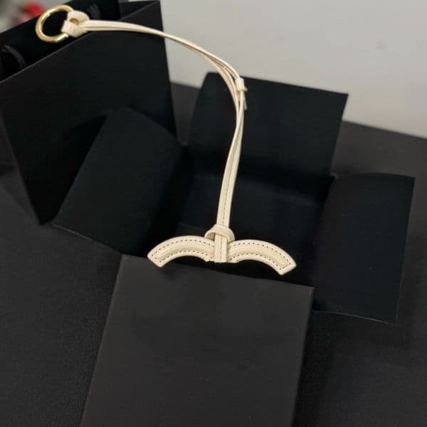 2026 Fashion designer PU leather phone strap charm high-quality universal anti loss wristband strap adjustable anti fall metal ring keychain phone accessories