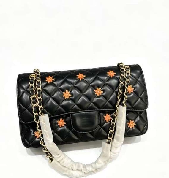 Light luxury style chevron pattern star shaped chain bag Versatile can be worn as a shoulder bag cross body bag or underarm bag Suitable for both work casual occasions