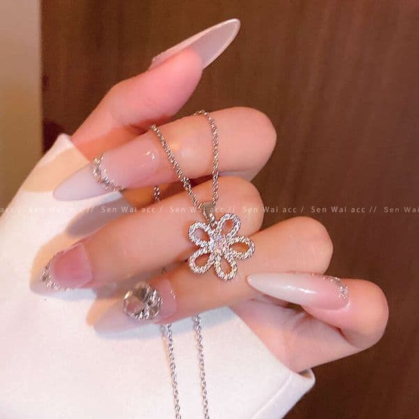 Designer Jewelry Luxury Jewelry Micro-Inlaid Zircon Five-Petal Flower Necklace For Women, Light Luxury Niche High-End Design, 2026 New Popular Collarbone Chain