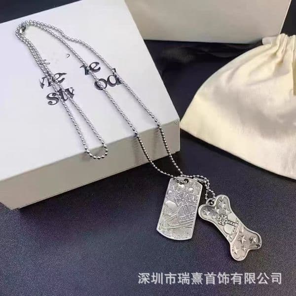 Designer Vivienes Viviannens Jewelry Viviennelies Westwoodlies Queen Mothers Sculpted Skull And Bone Double Pendant Necklace Punk Medieval Niche Trendy Design N