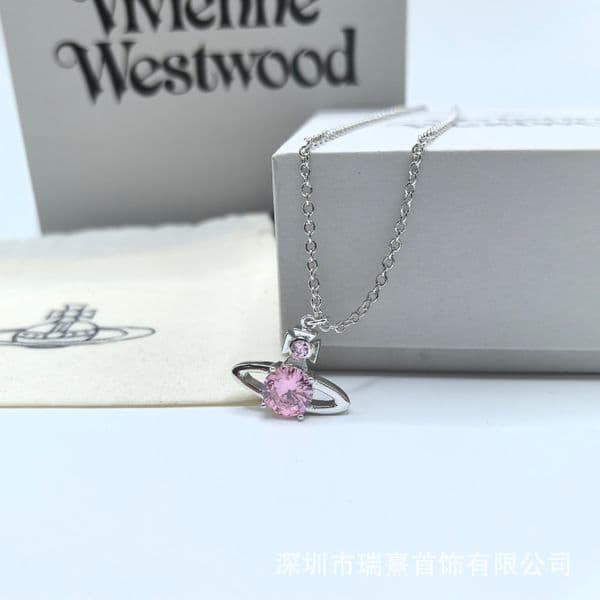Designer Vivianes Westwod Queen Mothers Single Diamond Saturn Orbit Pendant Necklace Is Fashionable And Sophisticated With A Stylish And Shiny Collarbone Chain