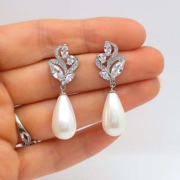 manufacturer wholesales high-quality earrings Korean-style faux pearl pendants and teardrop-shaped floral bridal earrings