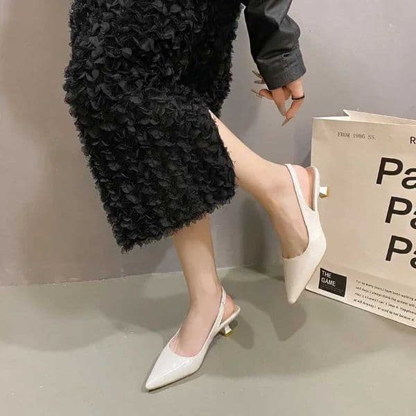 2025 Summer fashion pointed leather womens sandals large size low heel open toe design Elegant and casual womens formal shoes X260401