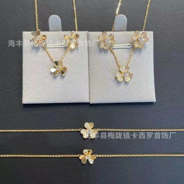 Designer Jewelry vaness cleef necklace Lucky Clover Necklace for Women Plated Mini Glossy Diamond-Studded Lucky Petal Pendant Chain for Women