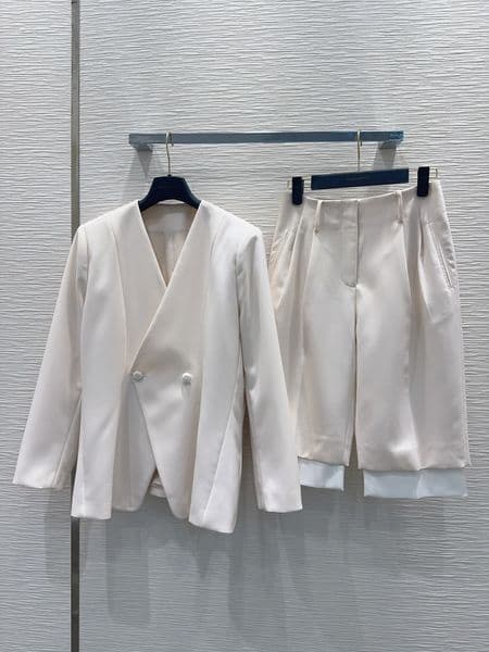 The latest simple and atmospheric suit set for spring and summer 2026