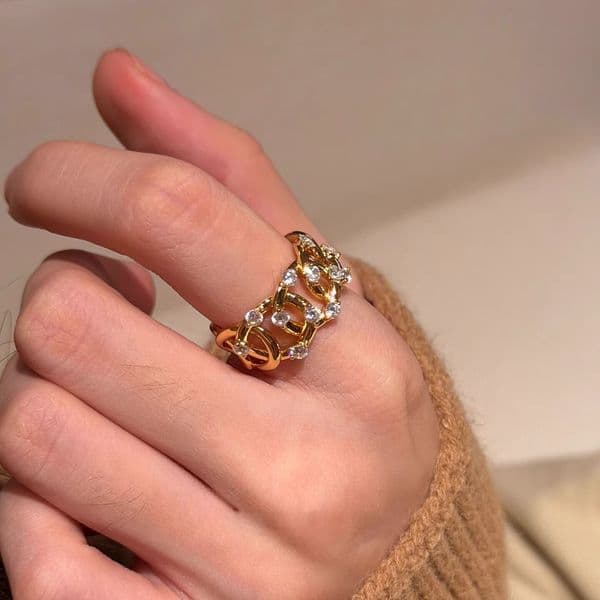 Elegant French-style hollow buckle wide for women, light luxury niche design gold versatile chain open ring