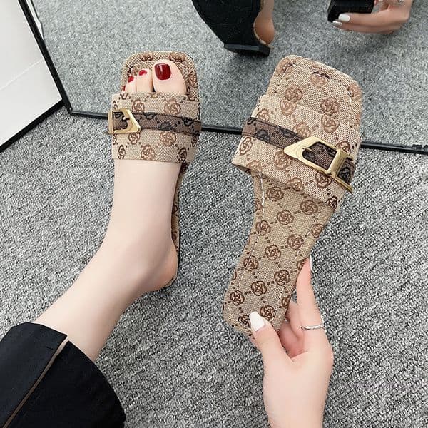 designer Slippers for womens outerwear in Summer 2025 Fashionable versatile casual flat anti-slip one-strap metal flip-flops Free shipping