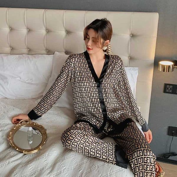 Womens Pajamas Set V Neck Design Luxury Cross Letter Print Sleepwear Silk Like Home Clothes XXXL Large Size Nightwear