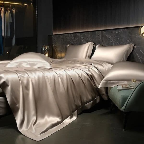 Solid 4pcs Silk Bedding Set with Duvet Cover FittedFlat Bed Sheet Pillowcase Bedspreads and Coverlets Single Double Bedsheet 260403
