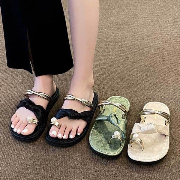 French Niche High-end Flat-bottomed Slippers for Women's Outer Wear Summer New Fashion Casual Cover Toe Beach Sandals
