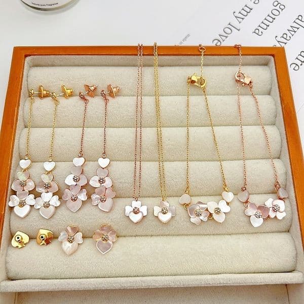 designer Necklace New Mother-Of-Pearl Inlaid Flower Necklace, Fresh And Sweet Four-Leaf Clover Bracelet, Gentle And Elegant Temperament Earrings For Women