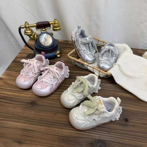 2026 Spring Girls Lace Sneakers Mesh Breathable Soft Sole Non-Slip Childrens Sports Shoes Sweet Style Baby Walking Shoes Q260408