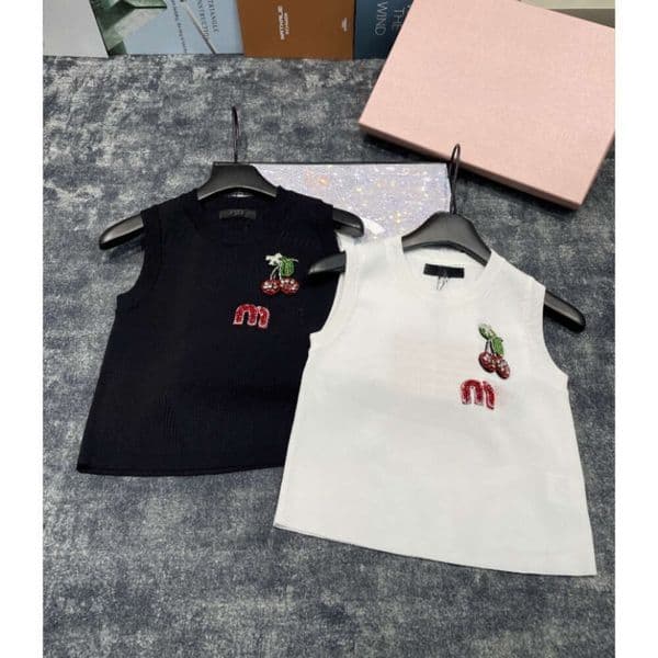Miud Miu Top Brand Fashion Designer Miu Vest Summer Autumn Cherry Designer Tank Top For Women White Letters Crstayl Cotton Sleeveless Short Cute Lovely Tanks Tops 339