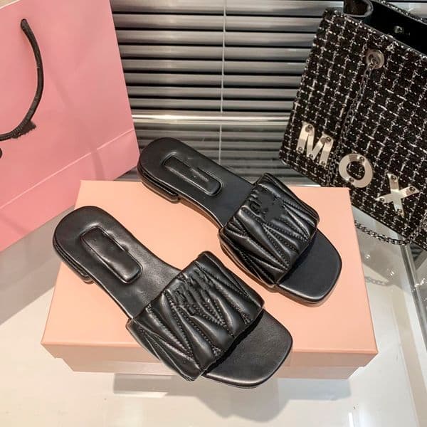 2026 luxury designer woman flat slippers brown color sandals casual bottom slippers summer holiday beach sandals