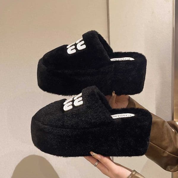Thick Soled Hairy Slippers for Womens Outdoor Wear in Autumn and Winter Popular Fashion with Velvet Toe Caps Semi Slippers T251212