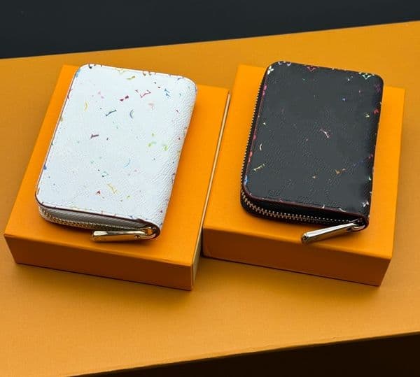 AAA 14163 Short Wallets Murakami The zero wallet is divided into multiple compartments for coins, banknotes and cards. Model: M13409 Size: 11 x 8.5 x 2 cm