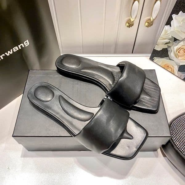 Summer Sandals Designer Sandals Classic Fashion Luxury Calf Leather Flat Heel Canvas Sandals Summer Essential Slippers Beach Sandals Size 35-42