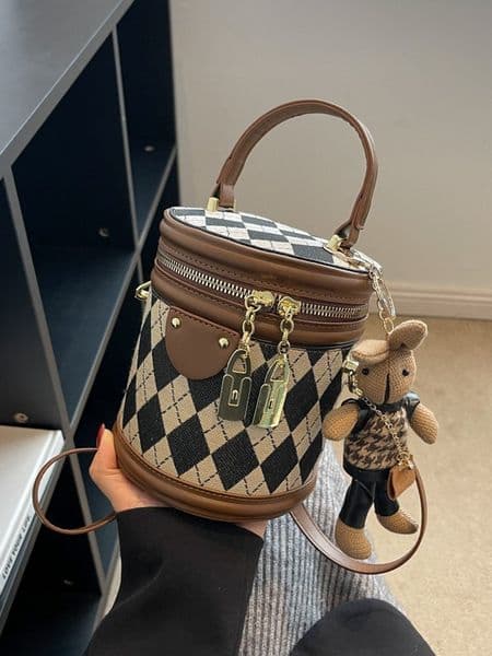 Vintage fashion, versatile and stylish, elegant bucket bag for women, new model, with high-end and niche design, lightweight shoulder bag