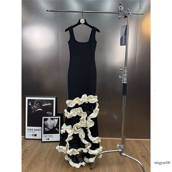 2025 Autumn French-style low-neck sleeveless dress with contrasting color panels and three-dimensional puffy floral trim
