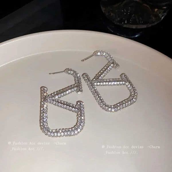 2026 New Light Luxury Small Fragrance Inlaid Diamond Letter V Earrings Europe and The United States Simple Exquisite Earrings J260411