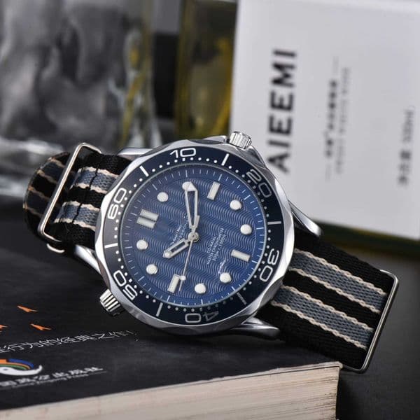 Luxury watches, high-quality watches Mens Quartz Leather Strap Casual