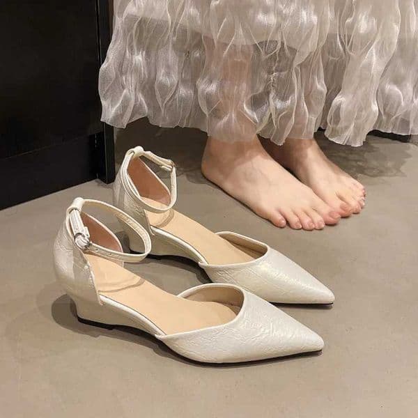 Fashion pointedtoe wedge flat sandals for ladies 2026spring new style fashionable and elegant hollow largesized highheeled shoes Z260411