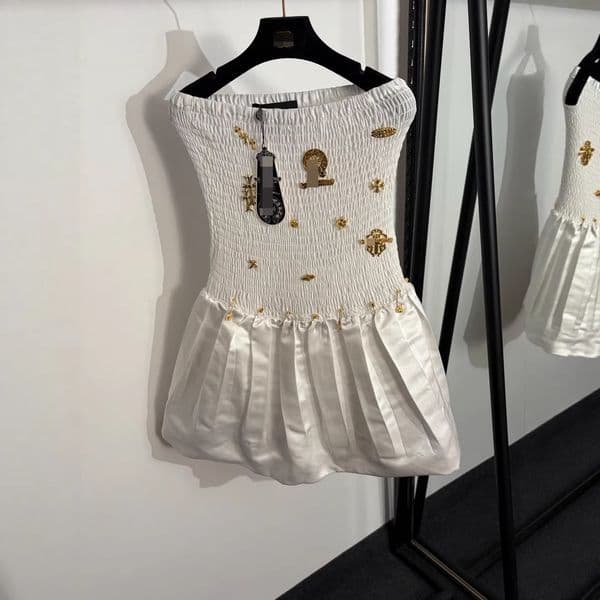 Designer 2026 luxury dress temperament slim fit new high-end foreign trade temperament new metal logo cross pin decoration strapless fluffy dress