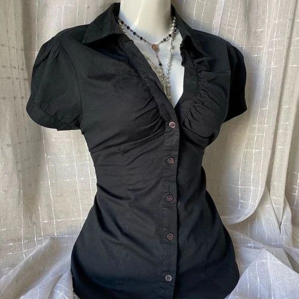 Retro black Japanese V-neck shirt for women Harajuku Goth large size waist-hugging and slimming fashion top 260410