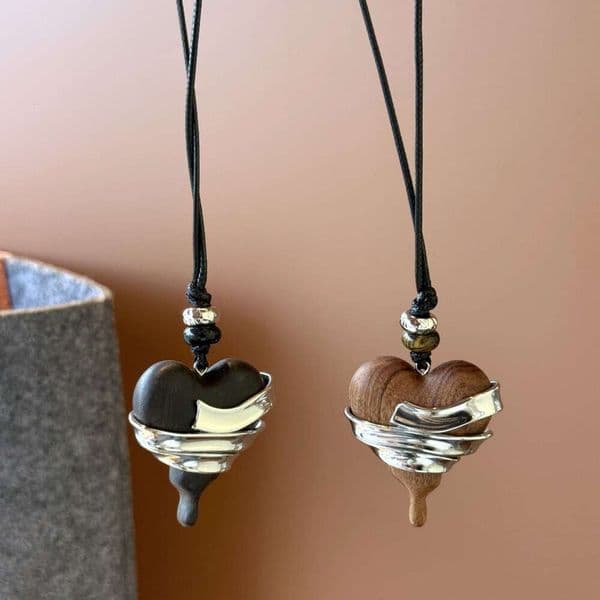Silver Vintage Stainless Steel Wrapped Heart Ebony Pendant Necklace, Autumn And Winter High-End Light Luxury Accessory, Versatile Decorative Piece
