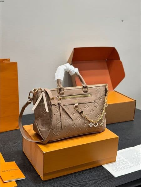 2026 Early Spring New French Stick Bag Single Shoulder Crossbody Bag Women's Makeup Bag
