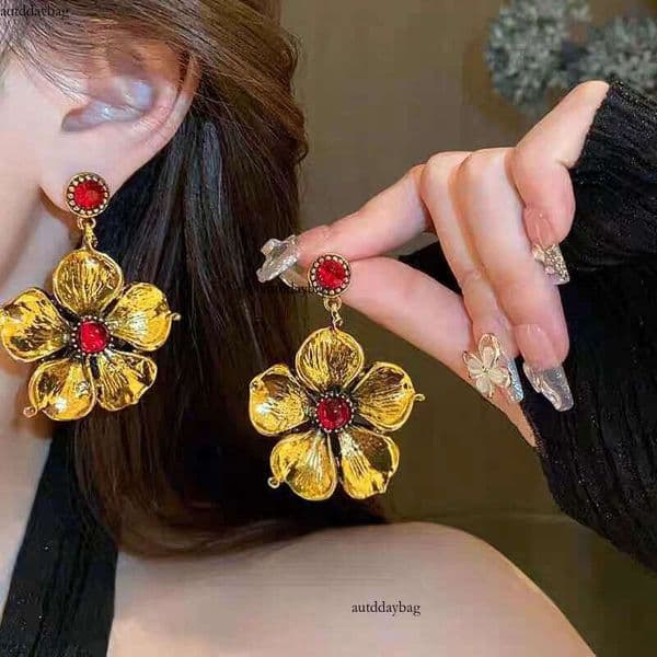 Vintage retro light luxury niche high-end earrings, French fashion ear accessories wholesale