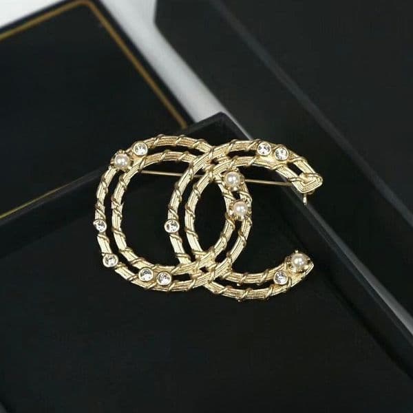 Vintage style Brand Letter Brooches Designer Jewerly Crystal Rhie Pearl Bee Brooch Pin Woman Marry Wedding Party Gift