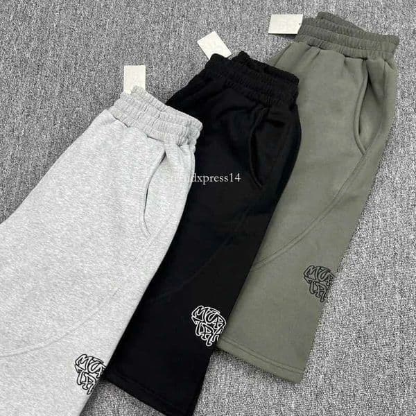 mertra shorts for men and women, loose and casual. mertra short sleeves, high-quality embroidery, luxurious fashion, classic and trendy. Designer sports shorts