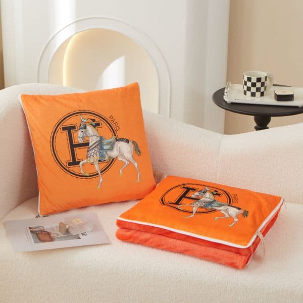 Luxury Designer Blanket And Throw In One Cushion Sofa Durable h Easy To Tidy Up Flannel Blanket Horse Letter Couch Pillow Decorative Free Shipping 77