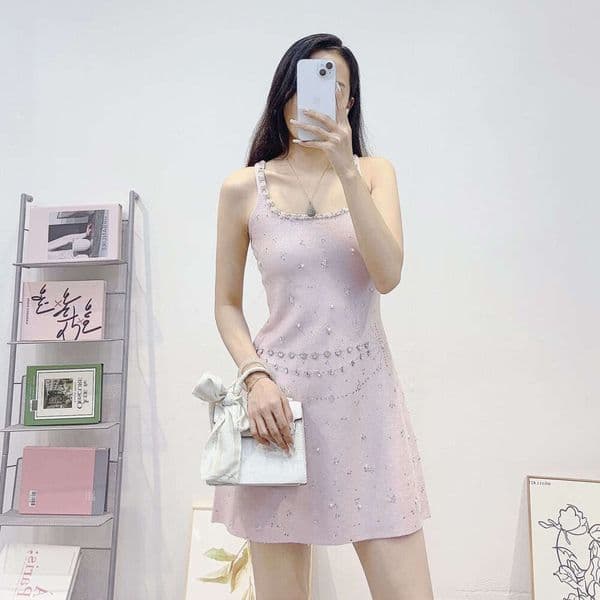 Elegant and exquisite beaded sleeveless knitted dress by high-end e22 women's clothing designer creates a slim look