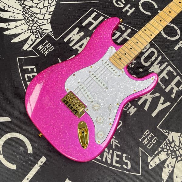 Bright pink large-grain 6-string electric guitar, three single-coil pickups, gold hardware guitars, high appearance level beginner electric guitarra