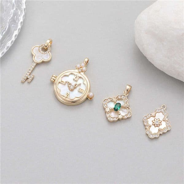 Unique Design With A High-End Feel, DIY White Shell Key, Four-Leaf Clover Clock, 14K Color-Retaining Gold Bracelet Pendant Accessory