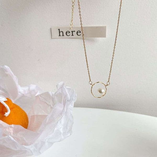 Unique design geometric pearl necklace for women, 2025 new trendy minimalist style, popular online, elegant and simple collarbone chain