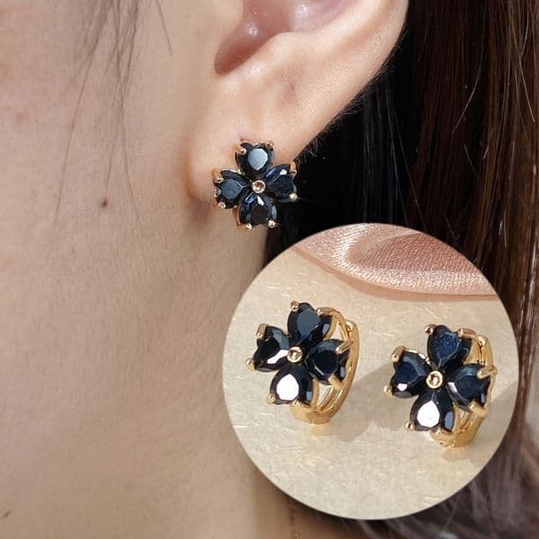 's popular luxury black four-leaf flower for women, simple versatile, fashionable and unique zircon earrings