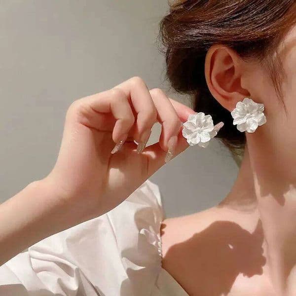 White Flower Stud Earrings for Women New Modern Korean Fashion Cute Camellia Girl Party Jewelry Accessories 26W0417