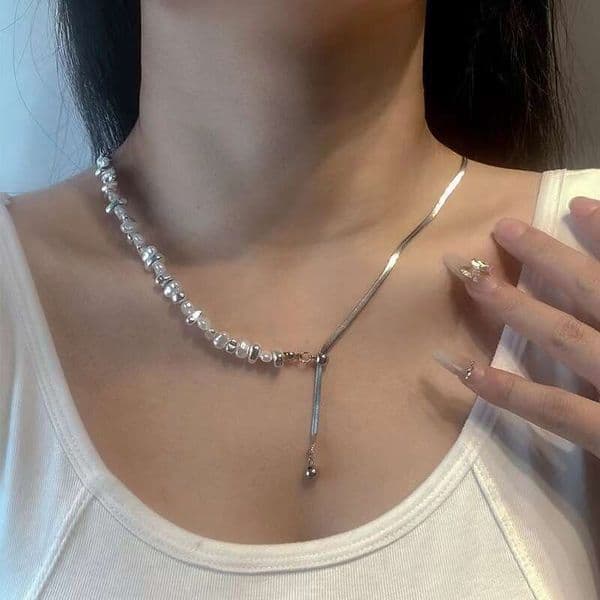Unique design with fragmented silver irregular pearls, simple and versatile pull-out collarbone necklace for women in a minimalist style