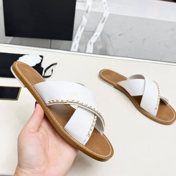 Designer sandals Sandales Slippers Womens slippers fashionable floral slippers leather rubber flat shoes slides summer beach shoes bathroom slippers 102