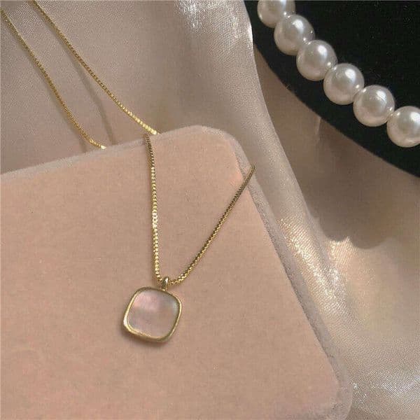 Minimalist ins-style square shell necklace ~ color-retaining niche white mother-of-pearl look, light luxury versatile collarbone chain for women