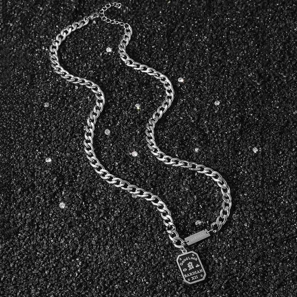New mens INS-style stainless steel chain with square pendant combined with a light luxury and minimalist fashion necklace