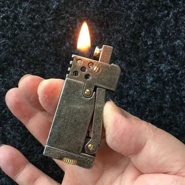 Scimitar lighter windproof mechanical press automatic ignition retro lighter HY696 T260420