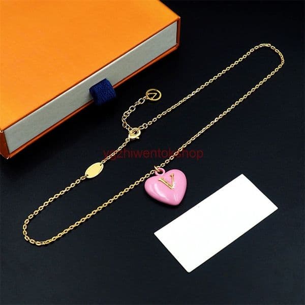 designer jewelry lousi lvness Louise lvs necklace Gold-plated jewelry V-letter pink heart necklace heart-shaped necklace for women pink peach heart necklace
