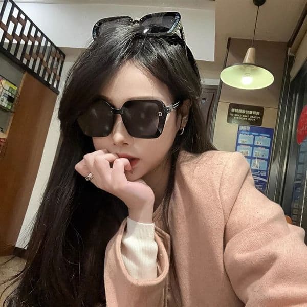 Women's sunglasses with UV large frame, makes the face look smaller, suitable for outdoor photography, beach sun protection, decorative trendy eyewear