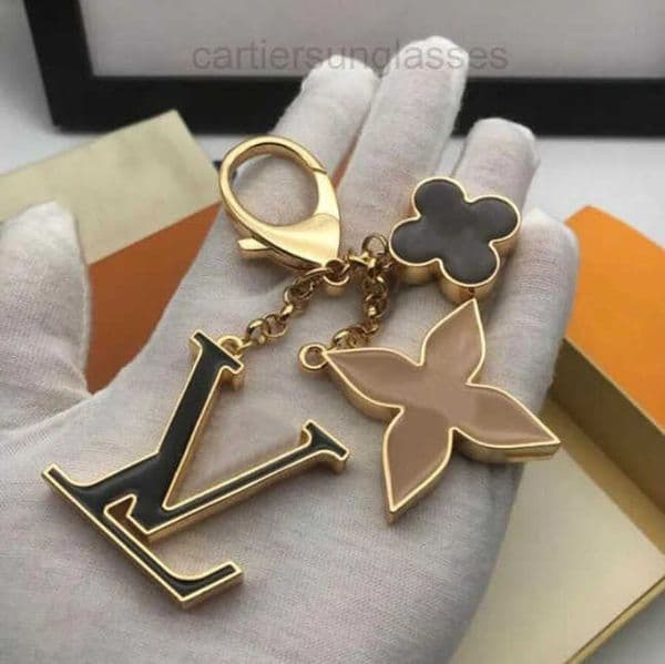 Elegant Charming Flower-Shaped Metal Key Chain Designer keychain Chic French Style Bag Charm u0026 Auto Accessory perfect Christmas gift for Her 9XYL