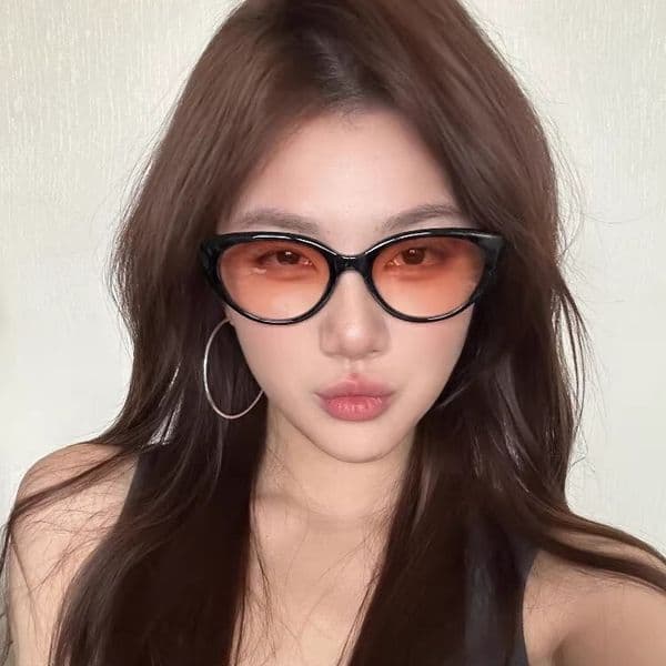 2026 New Black Frame Blush Gradient Pink Cat Eye for Women with Square and Round Faces, Slimming Effect, High-End Internet Style, No-Makeup Look Sunglasses